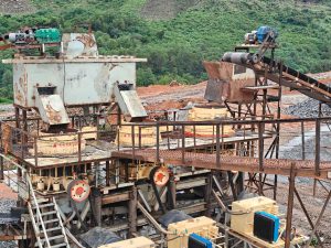 Cone crusher and vibrating screen system in Guinea granite aggregate line
