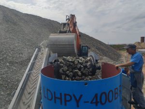 Material feeding into LDHPY-400BR crawler cone crusher