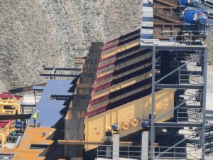 Leimeng vibrating screen used for multi-size aggregate classification in the Gansu tuff production line.